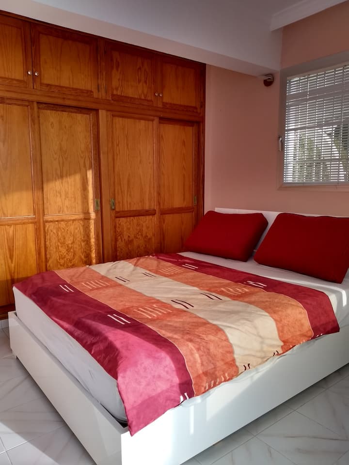 Schlafzimmer mit Holzschränken