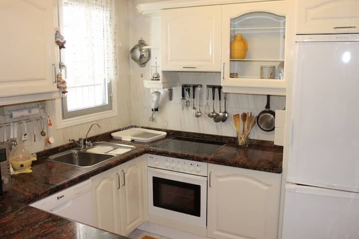 Voll ausgestattete Küche