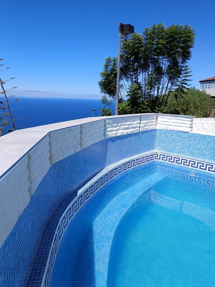 Privater Pool mit Meerblick